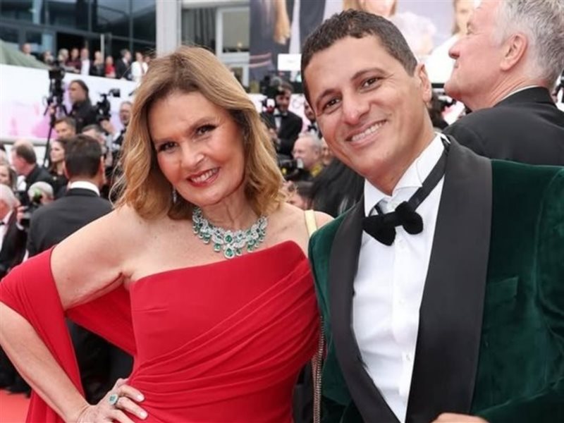 يسرا تشعل  السجادة الحمراء في مهرجان كان بفستان أحمر أنيق من توقيع رامي قاضي 