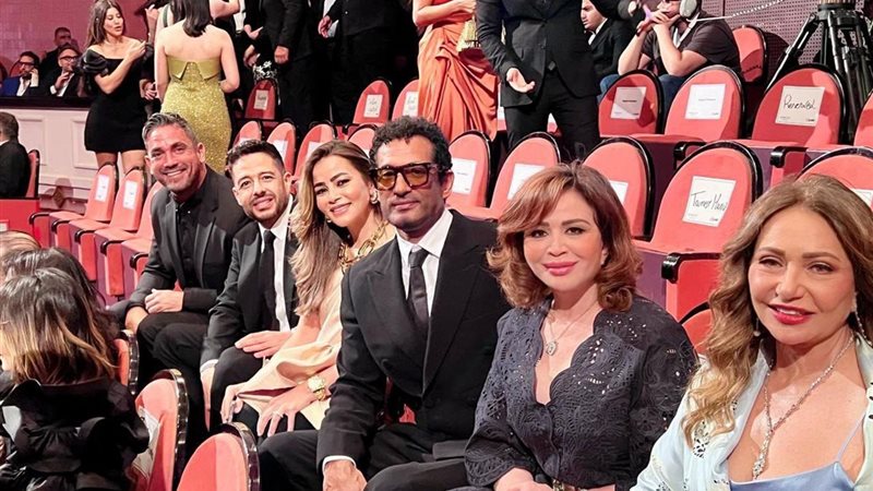 إلهام شاهين برفقة