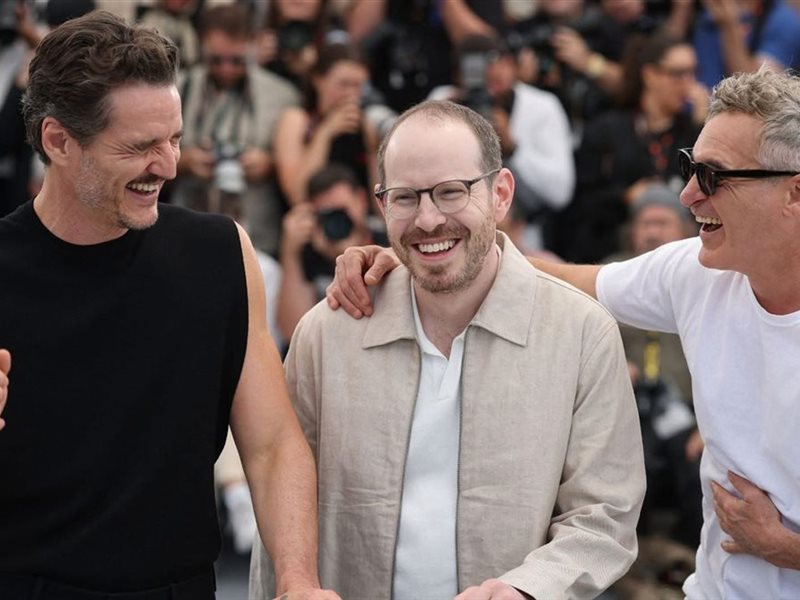 إيما ستون وخواكين فينيكس يتألقان في العرض العالمي الأول لفيلم Eddington بمهرجان كان 