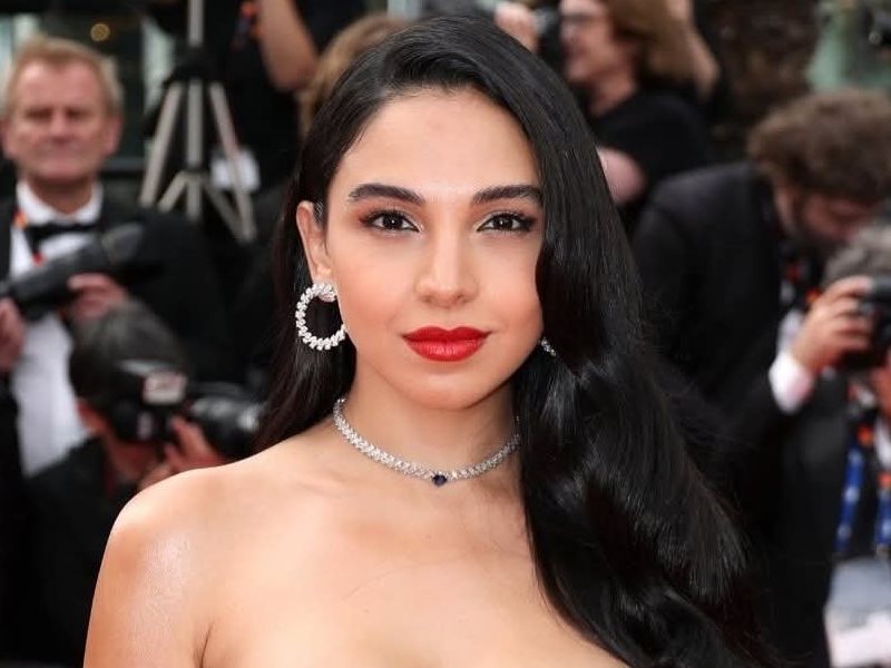 سلمى أبو ضيف تتألق في مهرجان كان بفستان أسود فاخر من دولتشي آند غابانا