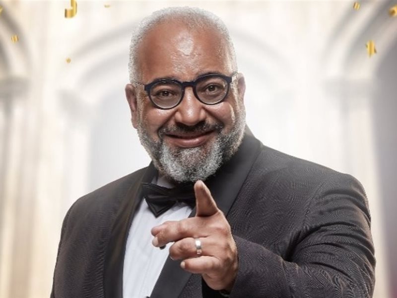 بيومي فؤاد يروج لمسرحيته الجديدة 