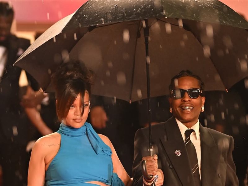 ريهانا تخطف الأنظار بإطلالة أنيقة وحضور رومانسي في مهرجان 