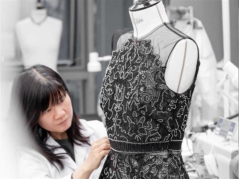 ناتالي بورتمان تتألق بإطلالات مستوحاة من أرشيف 