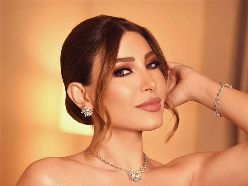 يارا تخطف الأنظار بإطلالة بنفسجية ساحرة في أحدث حفلاتها بتوقيع نور فتح الله 