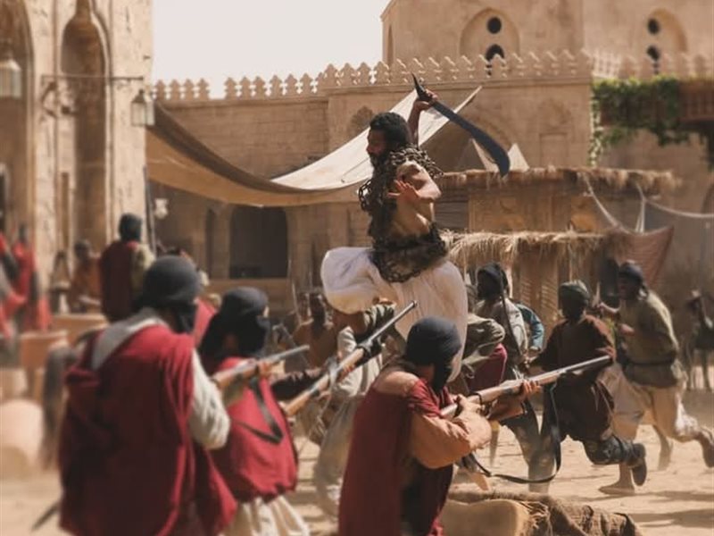 محمد رمضان يحتفل بعيد ميلاده في الفيوم وسط أجواء مفاجئة مع فريق فيلمه الجديد 