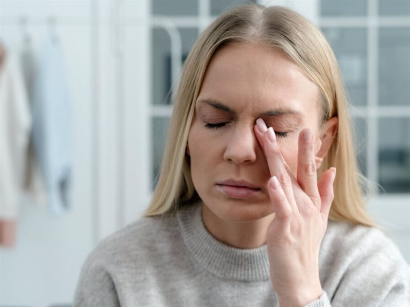 تعانين من جفاف العين.. إليك طرق طبيعية لتخفيف الأعراض 