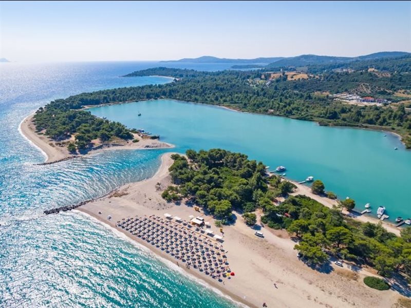 جلاروكافوس اليوناني وجهة ساحرة تجمع بين الطبيعة والاسترخاء الفاخر