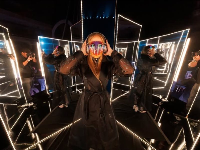 جينيفر لوبيز تشعل الأضواء بإطلالات ساحرة في حفل AMAS 