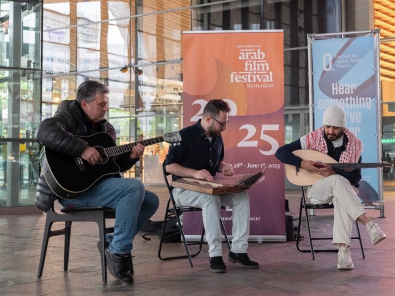 فلاش موب موسيقي في محطة روتردام احتفالا بافتتاح مهرجان الفيلم العربي 