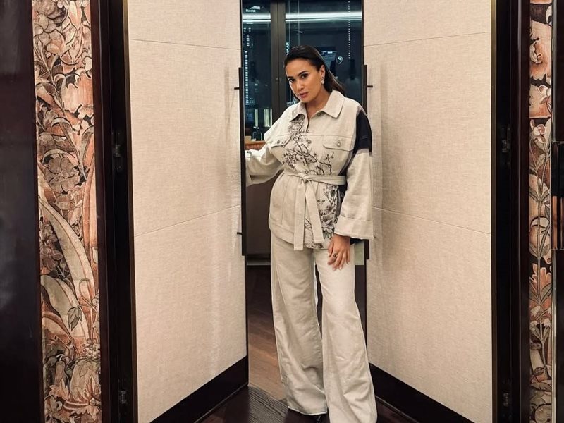 ببصمة ديور.. هند صبري تتألق بجمبسوت أنيق في دبي 