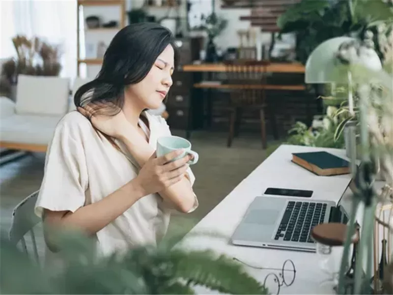 تعاني من توتر في الفك والرقبة.. إليك 5 طرق تساعدك على تخفيفها 