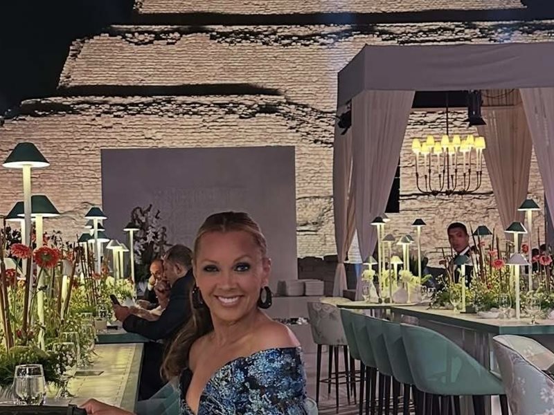 فيديو .. فانيسا ويليامز توثق رحلتها إلى مصر لحضور زفاف حول هرم سقارة 