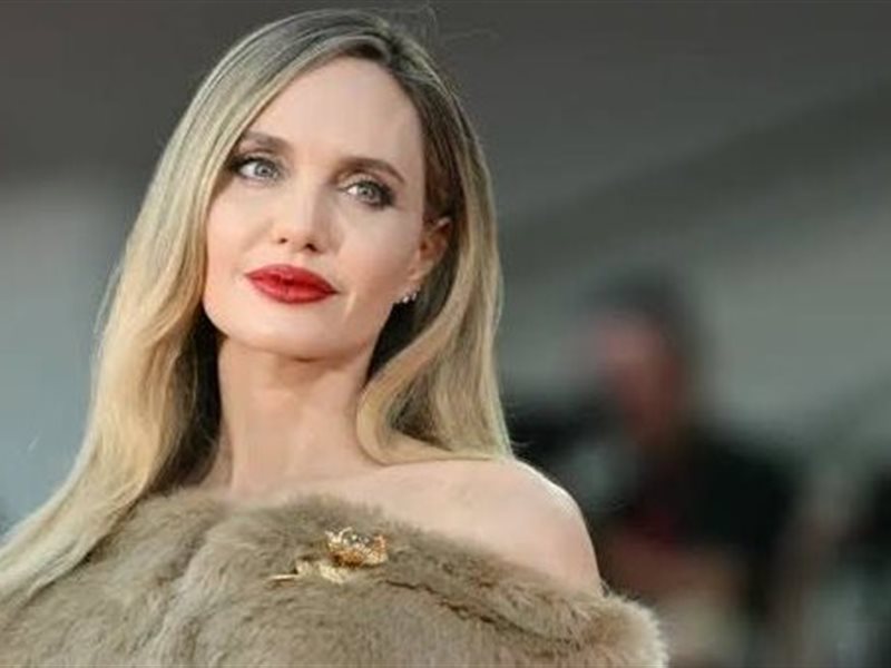 في  عيد ميلادها الـ51.. رحلة عبر أناقة أنجلينا جولي بتوقيع أبرز المصممين 