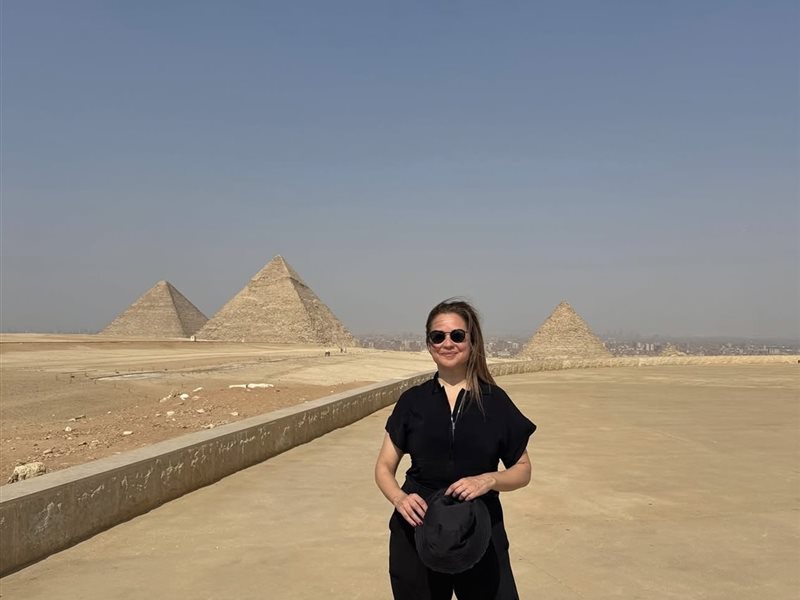 ريا أبي راشد في جولة سياحية بأهرامات الجيزة مع ابنتها وزوجها 