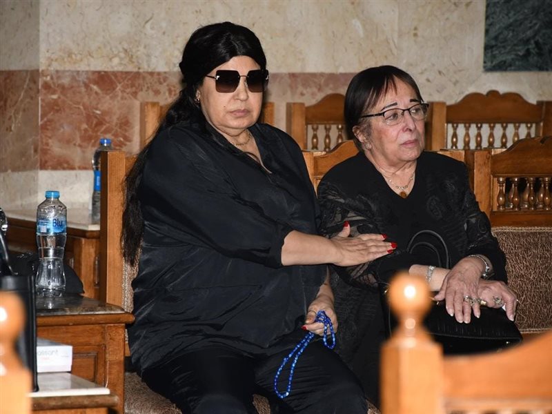 خالد النبوي وفيفي عبده ولبلبة.. توافد نجوم الفن لحضور عزاء سميحة أيوب بمسجد عمر مكرم