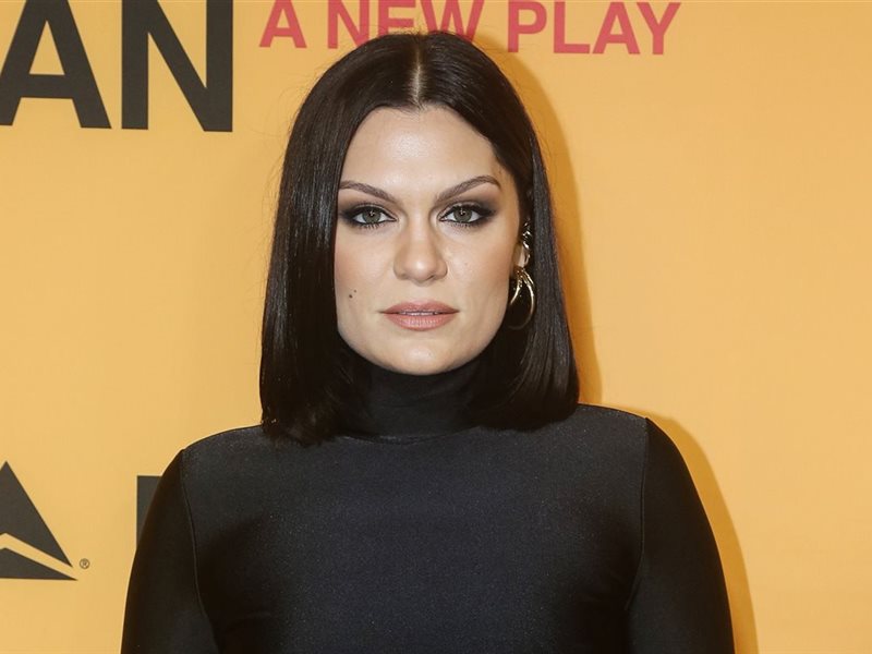 رسالة مؤثرة من جيسي جي بعد إصابتها بـ