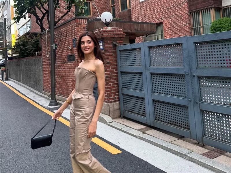 بإطلالة بيج أنيقة.. 