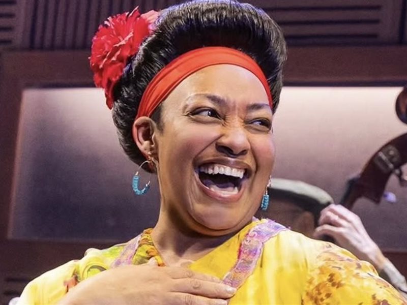 Natalie Venetia Belcon تفوز بجائزة أفضل أداء لممثلة في دور مميز بمسرحية موسيقية خلال حفل Tony awards