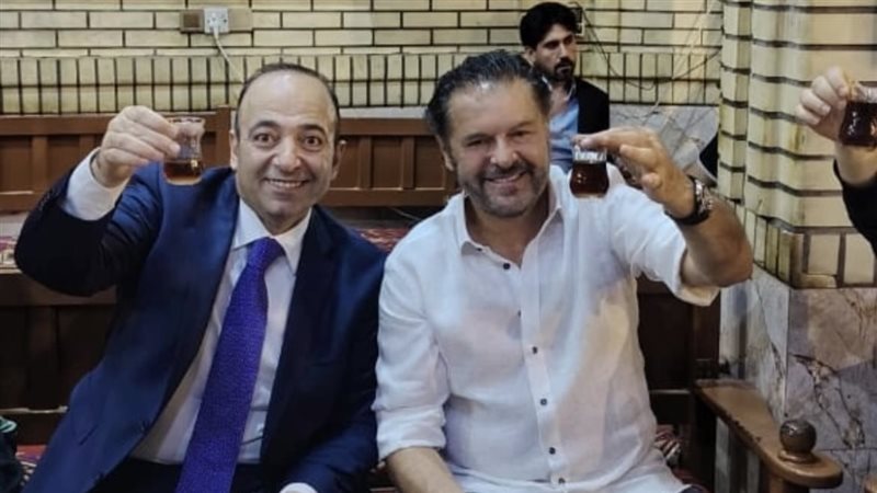 راغب علامة في مقهى