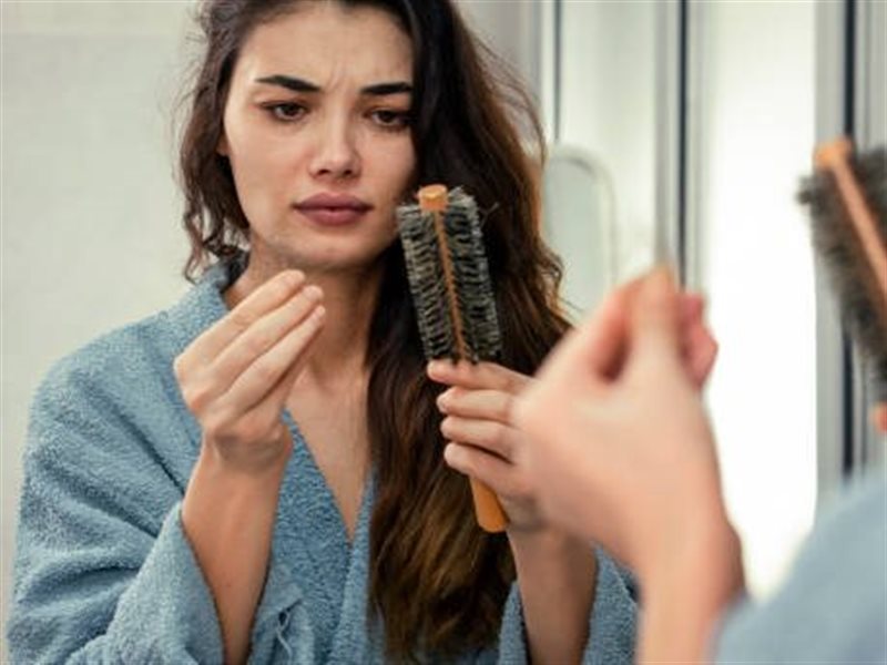 5 طرق بسيطة للتعامل مع تساقط الشعر بعد الولادة