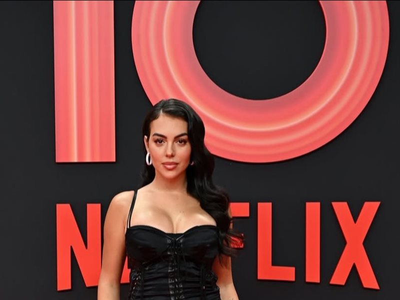  جورجينا رودريغيز تخطف الأنظار بإطلالة سوداء في احتفالية 