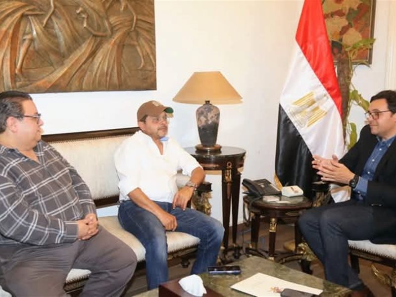 محمد هنيدي في ضيافة وزير الثقافة لبحث التعاون المسرحي في المحافظات