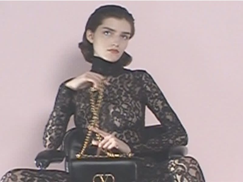  دار فالنتينو تكشف الفصل الثاني من حقيبة Valentino Garavani VAIN احتفاء بالأناقة والأنوثة 