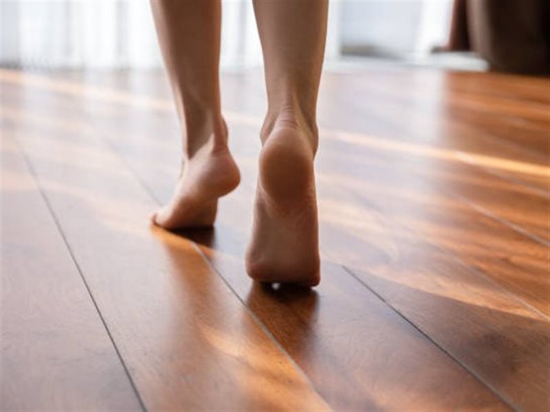 فوائد صحية متعددة للمشي حافي القدمين.. أبرزها تقوية الأعصاب