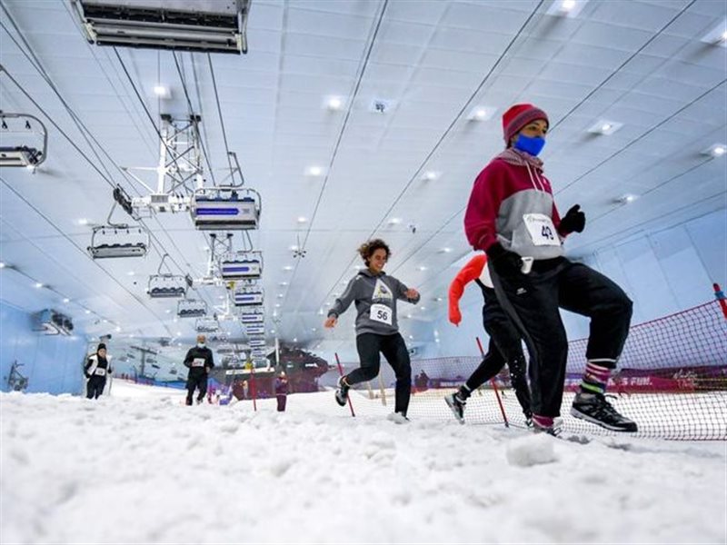 سباق دواثلون الثلجي في دبي أول حدث من نوعه في الشرق الأوسط