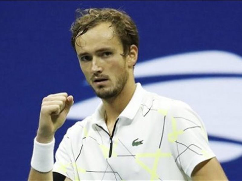 ميديفيديف وجابر يبدآن مشوارهما العشبي بفوز سهل والعين على ويمبلدون