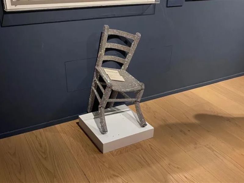 فيديو.. واقعة طريفة في متحف إيطالي راح ضحيتها كرسي فان جوغ 