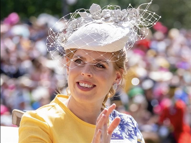 الأميرة بياتريس تخطف الأنظار بإطلالة أنثوية أنيقة في اليوم الثالث من مهرجان “رويال آسكوت”