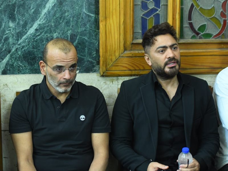 من بينهم تامر حسني وهنا الزاهد.. نجوم الفن يقدمون واجب العزاء في والدة المخرجة سارة وفيق