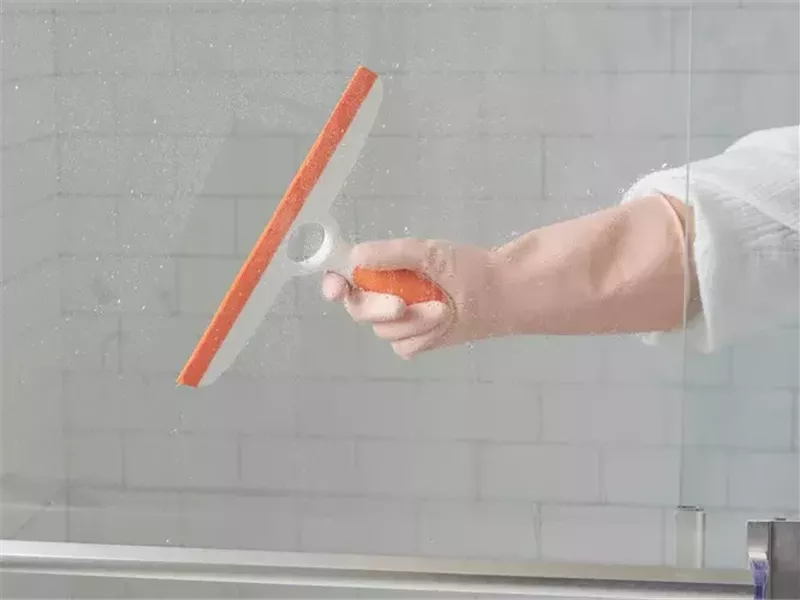 بالخلطات المنزلية.. دليلك لتنظيف كابينة الدش الزجاجية