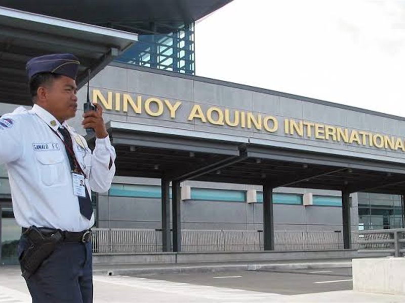 مطار مانيلا يعلن عن اغرب قانون ويمنع موظفيه من لمس جوازات السفر