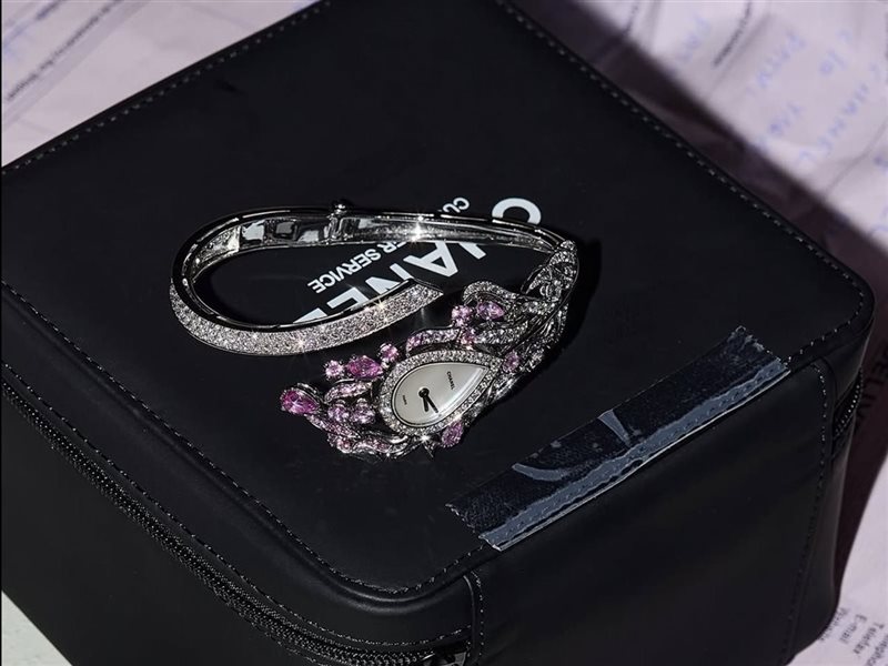 مجوهرات تتحدى التقاليد بلغة الأحجار الوردية 