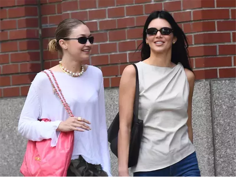 كيندال جينر وجيجي حديد توأمتا في حذاء الصيف الأكثر رواجًا: الباليه فلاتس تعود بقوة