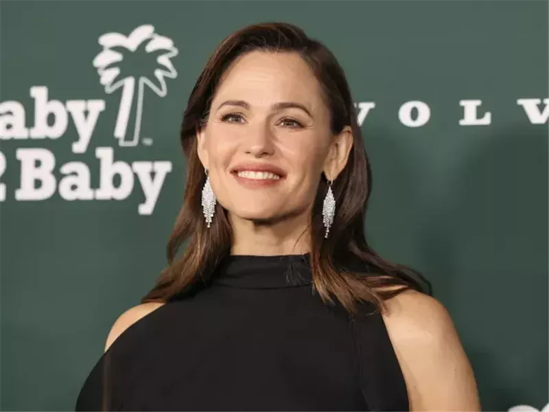 جينيفر غارنر تعيد تعريف أناقة الصيف بقميص أنيق 