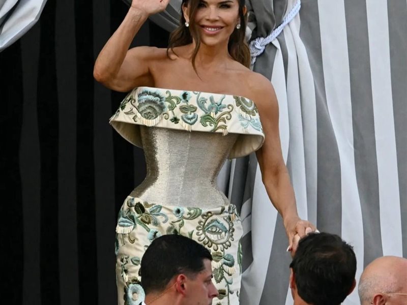 لورين سانشيز تبهر الأنظار بأول إطلالة عرائسية من دار “سكياباريلي” ضمن احتفالات زفافها الأسطوري