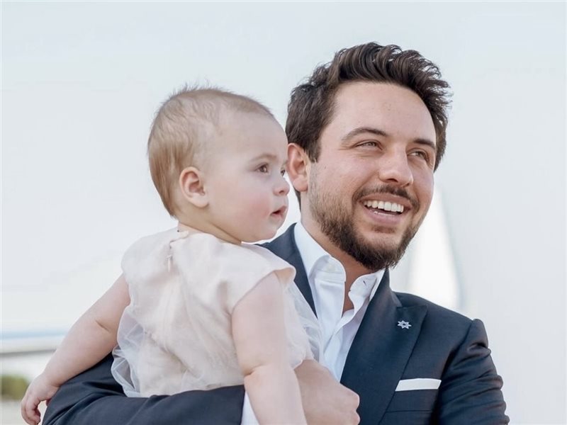 الملكة رانيا العبدالله تهنئ ابنها الأمير الحسين بعيد ميلاده الثاني لابنته الأميرة إيمان