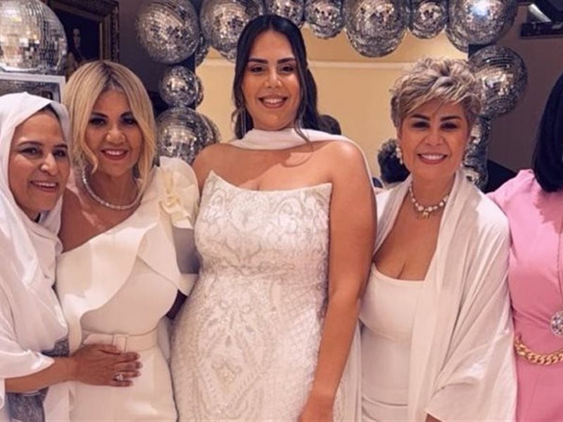 اللقطات الأولى من احتفال مفيدة شيحة بـ حنة ابنتها