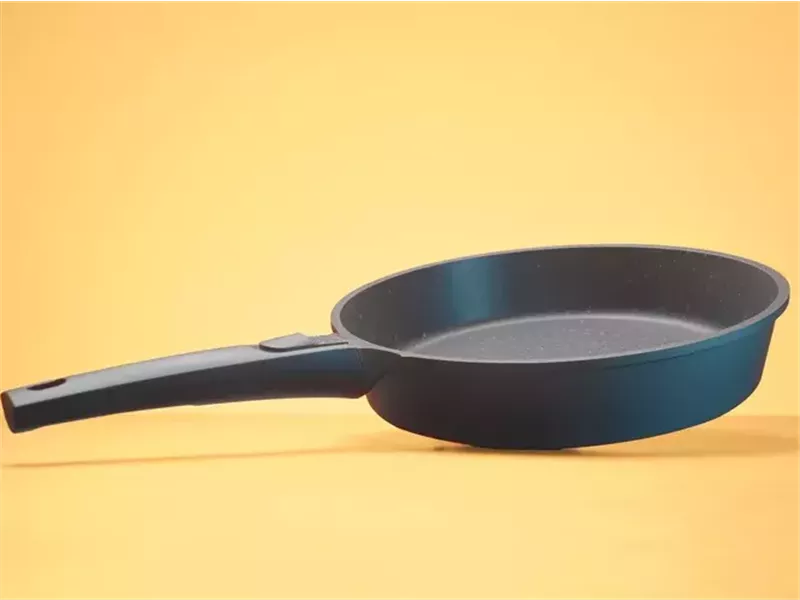 خدع بسيطة تطيل عمر المقالي غير اللاصقة وتُبقيها فعالة