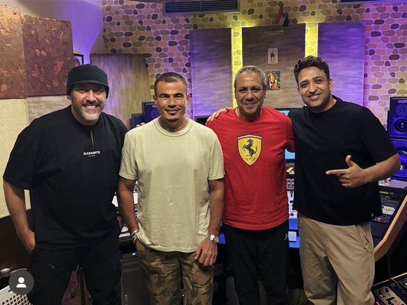 عمرو دياب يشارك جمهوره صورا من كواليس التحضيرات لأغنيته الجديدة 