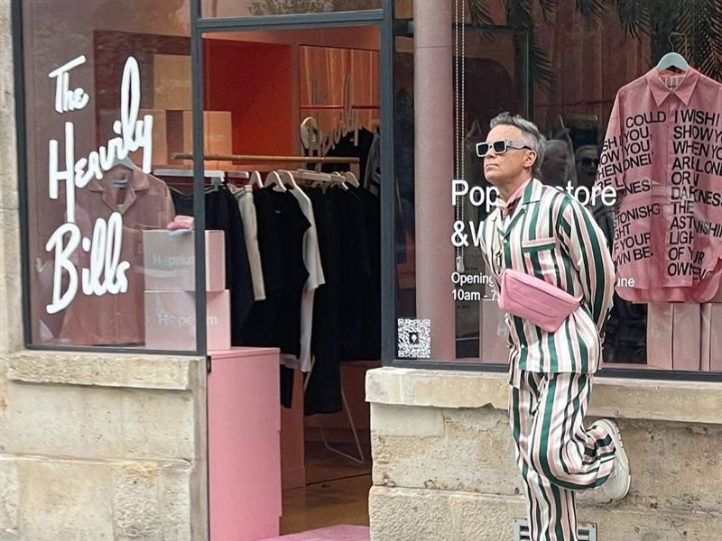 صور .. روبي ويليامز يقابل جمهور باريس في الشارع بالبيجاما