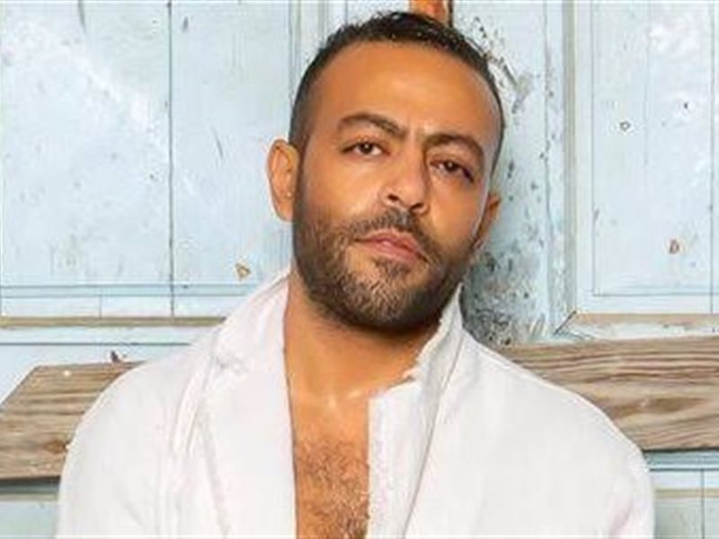 تامر عاشور يتحدى إصابة الرباط الصليبي ويحيي حفلاته: “ده أقل حاجة أقدمها للجمهور العربي”
