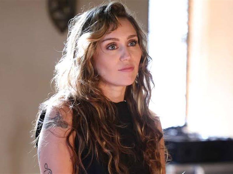 منح مايلي سايرس و ديمي مور نجوم باسماءهم في ممشى هوليوود