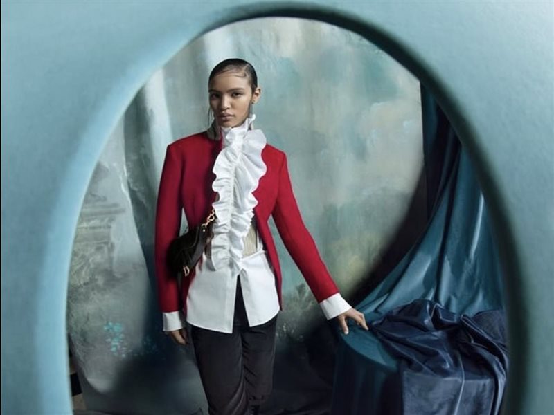 ديور تُحيي رموزها الخالدة في مجموعة الأزياء الجاهزة لخريف وشتاء 2025-2026 