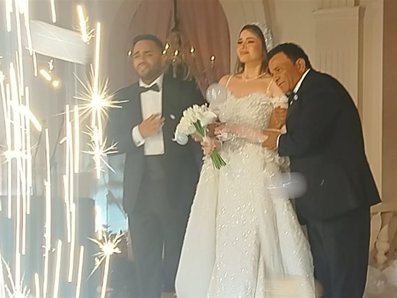 بكاء محمد فؤاد في حفل زفاف ابنته| فيديو 