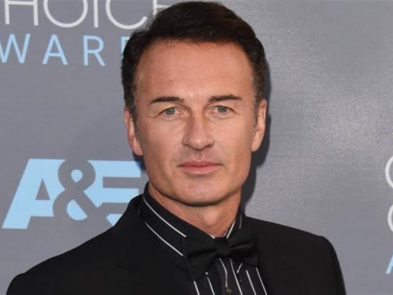 وفاة الممثل الأسترالي جوليان مكماهون عن عمر ناهز 56 عاما 