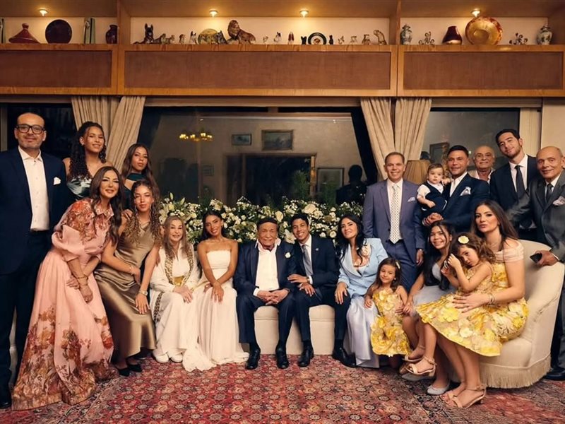 في أول ظهور عائلي.. رامي إمام ينشر صورة من زفاف نجله تجمع بالزعيم عادل إمام والعروس والعائلة